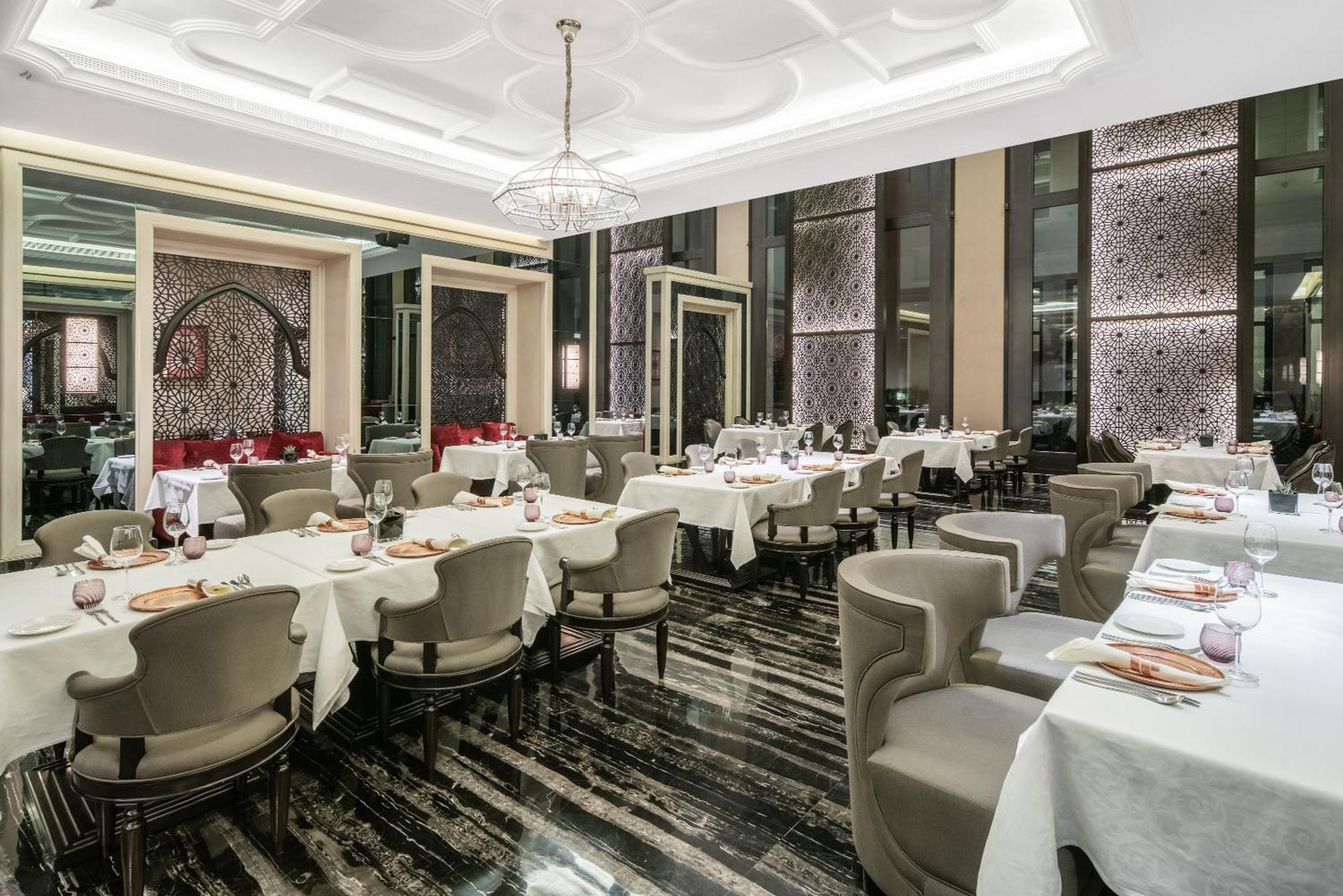 马斯喀特雷迪森霍尔木兹大酒店酒店 外观 照片 The interior of the restaurant