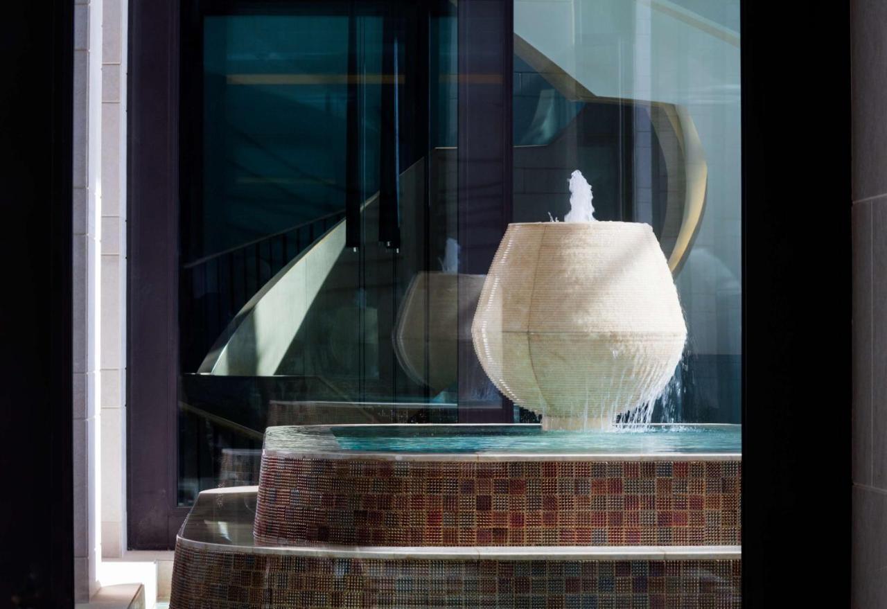 马斯喀特雷迪森霍尔木兹大酒店酒店 外观 照片 Fountain at the entrance of the hotel